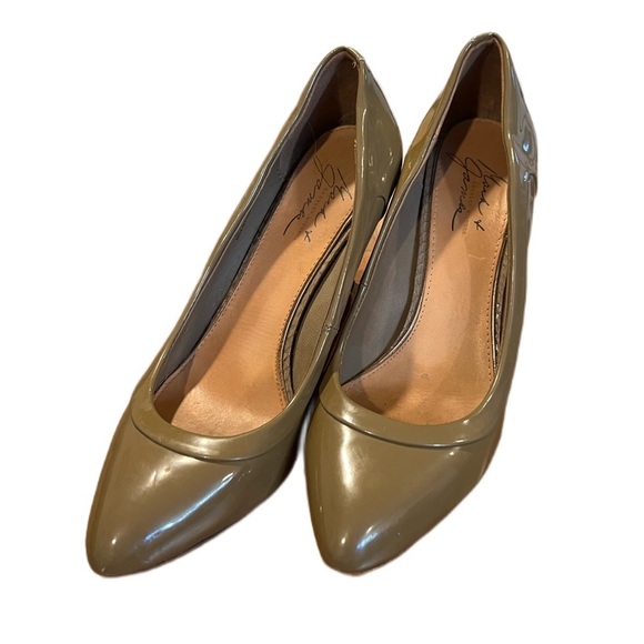 MARK & James - Badgely Mischka • beige patent leather pumps - Picture 5 of 5